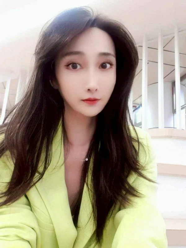 韓系外送茶高挑女神宋孝熙，擁有175cm模特比例與D罩杯曲線，穿著性感內衣展現成熟女人味與主動挑逗氣場，眼神銳利、畫面火辣。