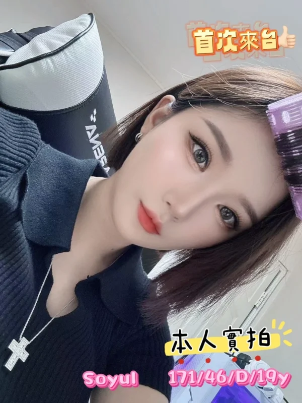 台中韓系外送茶推薦Soyul，171公分高挑大長腿搭配真D罩杯，弘益大學初兼職19歲嫩妹，卡哇伊臉蛋與白皙皮膚讓腿控老司機難以抗拒。
