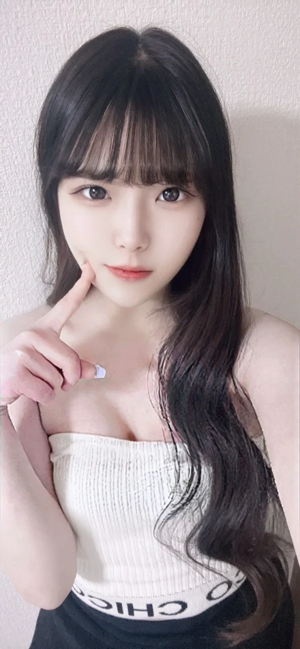 日本風格氣質小姐形象照，笑容甜美、穿著時尚上衣