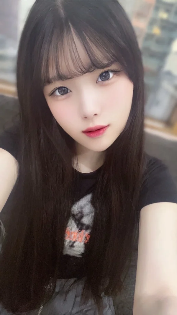 日本風格氣質小姐形象照，笑容甜美、穿著時尚上衣