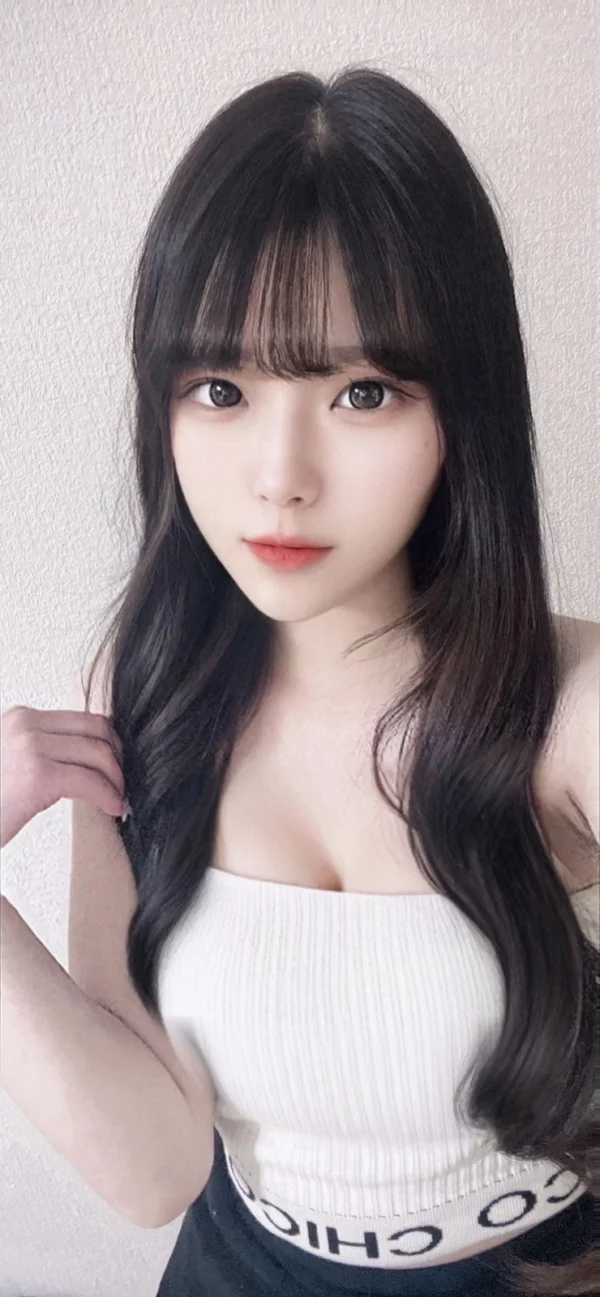 日本風格氣質小姐形象照，笑容甜美、穿著時尚上衣